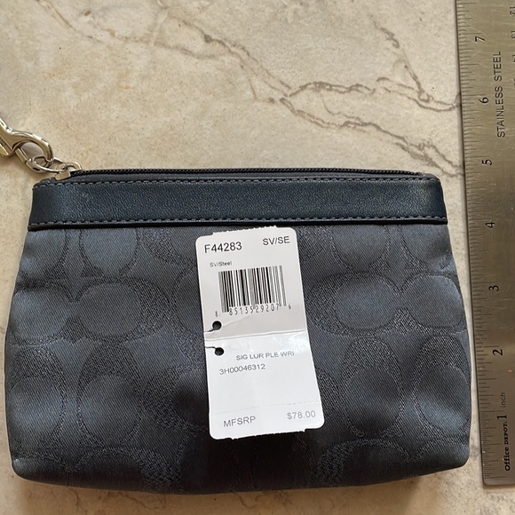 COACH wristlet - Picture 4 of 4